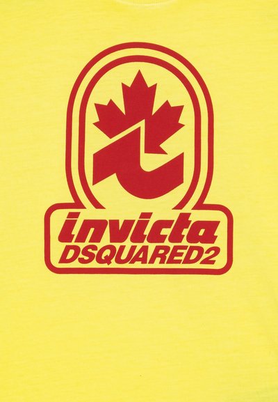 Gul t-skjorte med en dristig rød logo med et stilisert lønneblad og teksten "invicta DSQUARED2" i et avrundet rektangulært design.