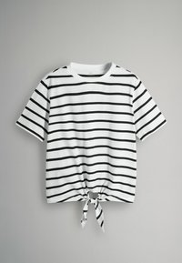 Hvid kortærmet t-shirt med vandrette sorte striber og en knyttet detalje i bunden i midten. Bomuldsstof, afslappet pasform.