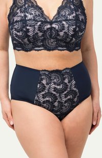 Ensemble de bralette en dentelle marine et culotte taille haute présentant des détails en dentelle florale et un panneau marine uni pour le contraste. Texture douce, bords sans couture.