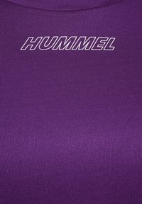 Paarse sportshirt met een gladde textuur, voorzien van het woord "HUMMEL" in witte letters over de borst gedrukt.