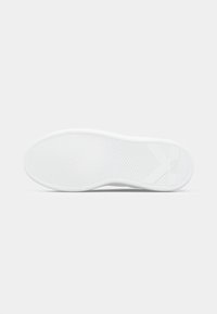 Sola de ténis branca com padrão de textura ondulada, forma arredondada, salto plano e marcação mínima na área do calcanhar. Material de borracha suave.