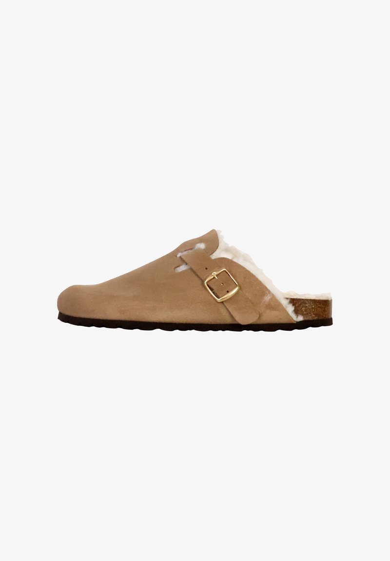 Tan ruskind slip-on klipklapper med rund tå, shearling-foring, justerbar spænde rem og en tekstureret gummisål.