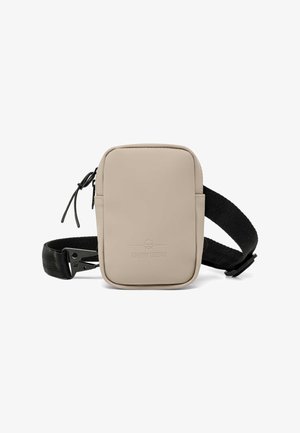 Beige téglalap alakú crossbody táska puha anyagból, egy cipzáras rekesszel, állítható fekete pánttal és dombornyomott logóval.