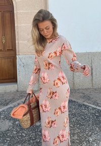 Svetloružová šaty s kvetinovým vzorom, dlhými rukávmi a rebrovým povrchom. Hnedé akcenty v kvetinovom dizajne. Woven taška s broskyňovým podšívkou.
