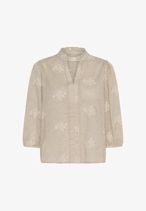 Blouse beige avec de fines rayures horizontales, broderie florale, col mandarin et manches trois-quarts bouffantes.