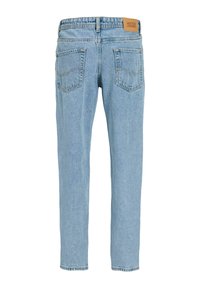 Jean en denim bleu clair avec poches arrière et une étiquette de marque marron sur la ceinture mentionnant Jack & Jones.