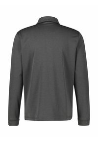 Koszulka polo z długim rękawem w ciemnoszarym materiale z klasycznym kołnierzykiem, płaskimi szwami i prostym dołem. Gładka faktura bez widocznych wzorów.