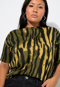 Studio Untold BATIK-STREIFEN - T-shirt print - dark olive
