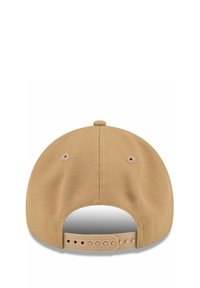 Beige Baseballmütze mit schlichtem Design, Stoffstruktur, verstellbarem Riemen auf der Rückseite und Belüftungsöffnungen. Keine weiteren sichtbaren Merkmale.
