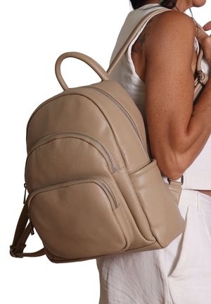Zaino in pelle beige con molteplici tasche con cerniera, design arrotondato e spallacci regolabili. Presenta una maniglia superior per una facile trasportabilità.