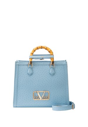 Lichtblauwe gestructureerde handtas met gestructureerd patroon, handvatten in bamboestijl, gouden 1969 V-logo en afneembare schouderriem op witte achtergrond.