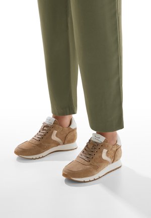 JULIA - Trainers - hellbraun