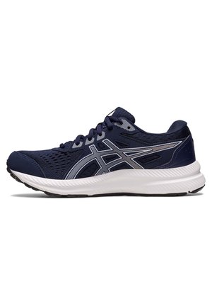 Chaussure de course bleu marine avec semelle blanche et logo argenté, tige en mesh respirant et fermeture à lacets, vue de côté.