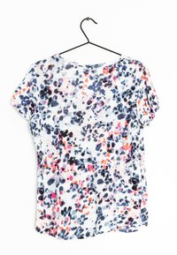 Kortærmet t-shirt med et blomstermønster i marineblå, pink og orange på hvid baggrund, lavet af letvægtsstof med en løstsiddende pasform.