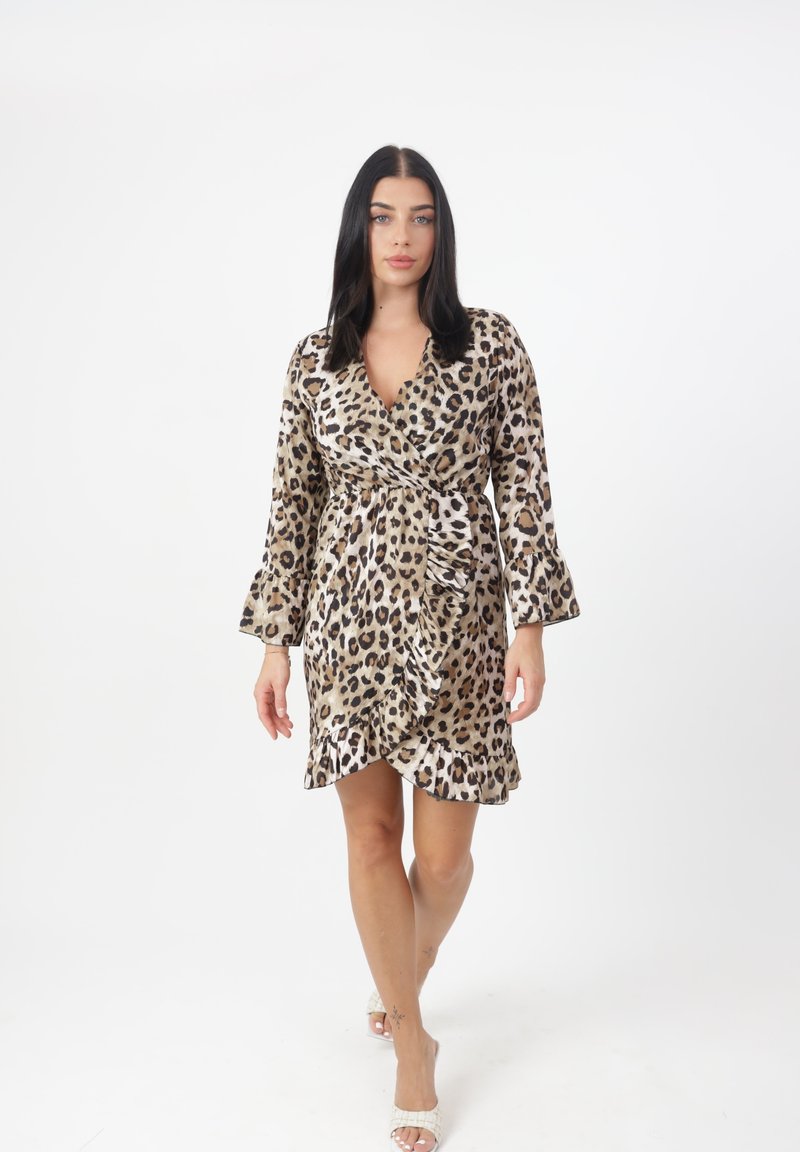 Wickelkleid mit Leopardenmuster, langen Ärmeln, rüschendem Saum und V-Ausschnitt, aus einem weichen, leichten Stoff in Beige- und Brauntönen gefertigt.