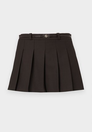 Czarna plisowana spódnica z dopasowanym pasem i błyszczącym paskiem z metalowym zapięciem. Wykonana z teksturowanej tkaniny.