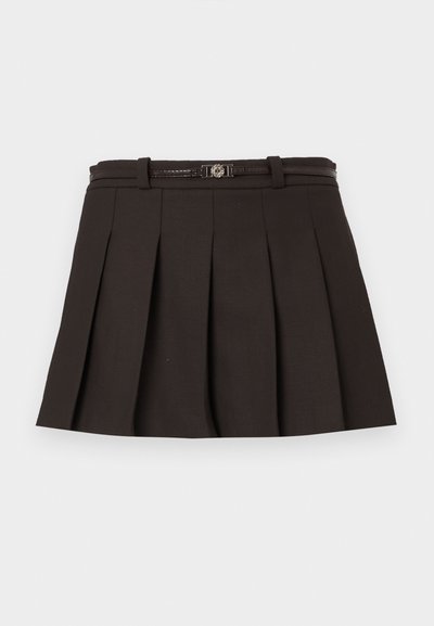 Čierna plisovaná sukňa s priliehavým pásom a lesklým opaskom s metalickým detailom na sponke. Vyrobené z textúrovanej látky.