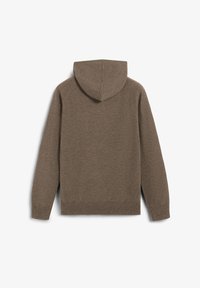 Sudadera marrón hecha de tela suave, con capucha de una sola pieza, puños y dobladillo acanalados. La parte trasera es sencilla, sin ningún patrón o adornos.