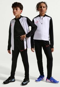 Επιλέχθηκε, white/black/bright crimson/bright crimson