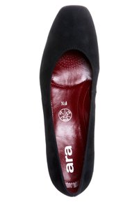 Chaussure plate en suède noir avec un bout carré et des côtés ouverts, dotée d'une semelle intérieure rembourrée rouge et d'un détail de logo. Texture lisse avec un design minimal.