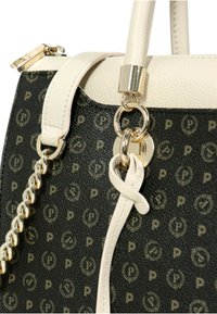 Borsa a tracolla in pelle nera con texture, dotata di hardware dorato, catena come tracolla, dettagli crema e un motivo di piccole logo."