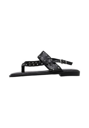 Sandalias negras de cuero con suela plana, con una hebilla y detalles con tachuelas, diseñadas con tiras superpuestas y textura suave.