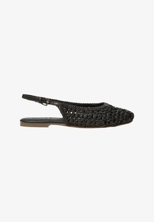 Μαύρο πλεκτό δερμάτινο slingback παπούτσι με επίπεδη σόλα, μυτερή μύτη και ρυθμιζόμενο λουράκι με πόρπη σε λευκό φόντο.