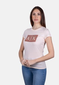 Armani Exchange CON CANGIANTI ARMANI EXCHANGE - T-shirt con stampa - rosa