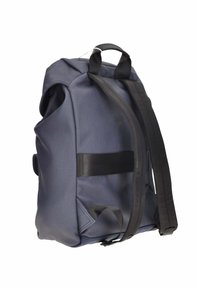 Zaino in tessuto grigio con spallacci neri, maniglia superiore e tasca laterale. Presenta una superficie liscia e testurizzata con un design angolare.