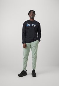Nike Performance TEE - Hosszú ujjú felső - black