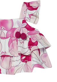 Abito svasato con stampa di ciliegie rosa su tessuto morbido, impreziosito da un fiocco e dettagli di ciliegie all'uncinetto in rosa scuro e lavanda.