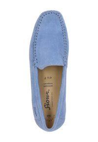 Helleblaue Mokassinschuhe aus Wildleder mit einem gestickten Design entlang der Kante, einem glatten Innenfutter und bedrucktem Branding.