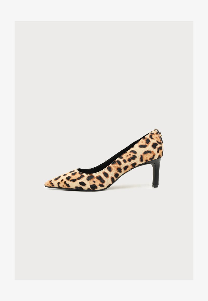 Chaussure à talon haut imprimé léopard unique avec bout pointu et talon fin noir sur fond clair.