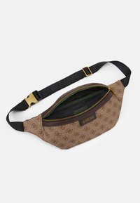 Brun midjeväska av mönstrat material, med en guldfärgad dragkedja, svart rem och en mörkgrön inredning med en logotypakcent.