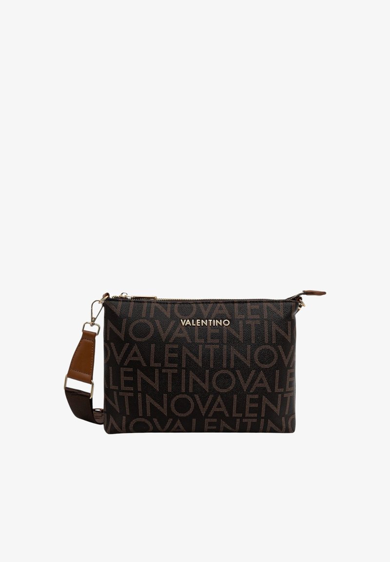 Schwarze Umhängetasche mit Logo-Print und goldfarbenen Beschlägen, mit einem Reißverschluss, und einem abnehmbaren braunen Trageriemen. Glatte Textur und rechteckige Form.