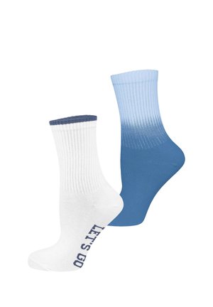 Zwei mid-calf Socken, eine weiße mit marineblauem Bund und "LET'S GO"-Text an der Sohle, die andere blau, die am Bund in hellblau übergeht.