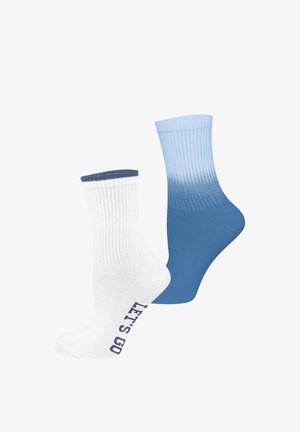 Zwei mid-calf Socken, eine weiße mit marineblauem Bund und "LET'S GO"-Text an der Sohle, die andere blau, die am Bund in hellblau übergeht.