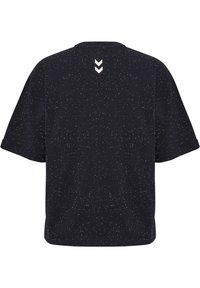 Svart t-shirt med korta ärmar, med ett prickigt mönster och en vit chevron-design vid bakre nacke. Blandmaterial av bomull.