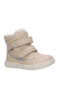 Botte beige pour tout-petit avec deux sangles réglables à scratch, surface en cuir texturé, doublure intérieure douce et semelle en caoutchouc blanche.