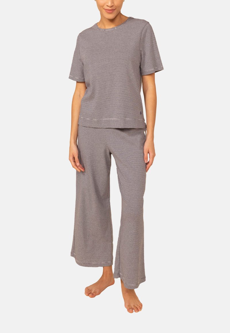 Grijze en witte gestreepte loungewear set met een T-shirt met korte mouwen en brede broekspijpen, gemaakt van zacht, ademend materiaal.