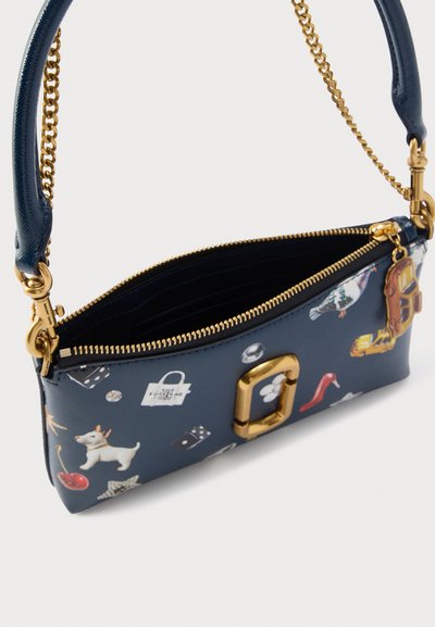 Bolso sintético azul con varias ilustraciones coloridas, detalles en metal dorado y una correa de cadena para llevar. Compartimento principal con cremallera.