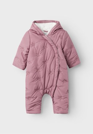 Combinaison d'hiver matelassée rose avec motif d'étoiles, capuche et design à rabat croisé sur le devant ; dotée d'une doublure intérieure blanche douce et de manches courtes.