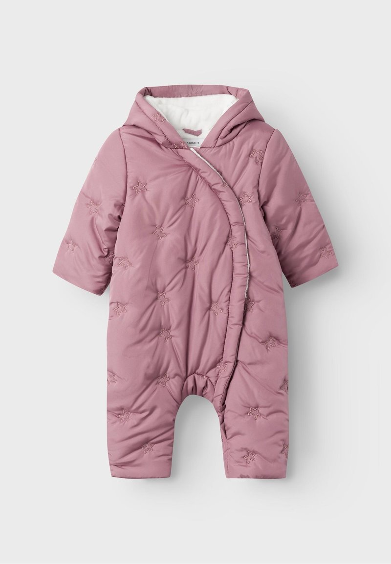 Combinaison d'hiver matelassée rose avec motif d'étoiles, capuche et design à rabat croisé sur le devant ; dotée d'une doublure intérieure blanche douce et de manches courtes.