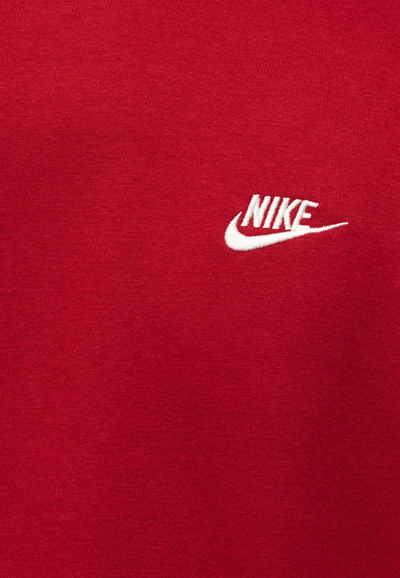 Tela roja con un pequeño logo blanco de Nike bordado en el lado derecho.