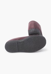 Scarpe slip-on bordeaux con tomaia in tessuto testurizzato e suola in gomma con superficie a motivo per maggiore aderenza. Etichetta della taglia visibile sulla suola.