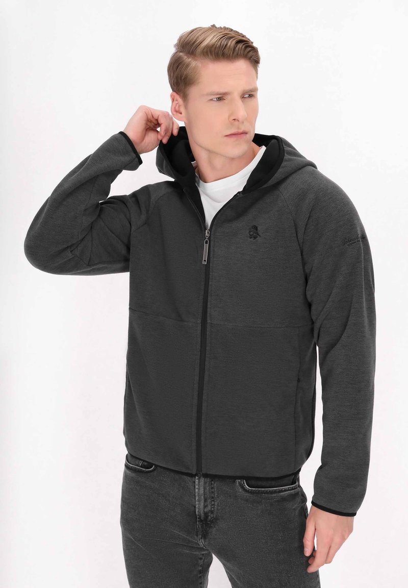 Mörkgrå zip-up hoodie med en mjuk textur, kontrasterande svart huva, två sidofickor och en liten logotyp på bröstet.