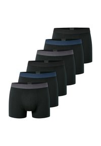 Zes paar zwarte boxershorts met elastische taillebanden; twee hebben grijze banden, één heeft een blauwe band, en ze zijn allemaal van een soepel, rekbaar stof.
