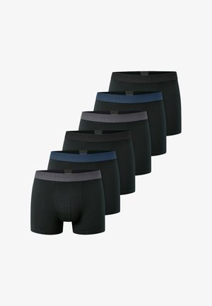 Sechs Paar schwarze Boxershorts mit elastischen Taillenbändern; zwei haben graue Bänder, eines hat ein blaues Band, alle bestehen aus einem glatten, dehnbaren Stoff.