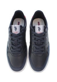 Sneakers blu navy in pelle e mesh, con suola bianca, lacci e un'etichetta con il logo sulla linguetta con dettagli rossi e blu.