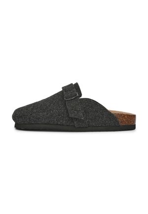 Chaussure grise à enfiler avec une semelle en liège et une sangle en tissu. Texture douce, forme arrondie et design minimaliste sans motifs visibles.